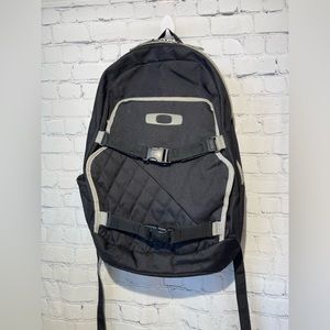 Oakley Streetman pack 2.0 black with gray trim